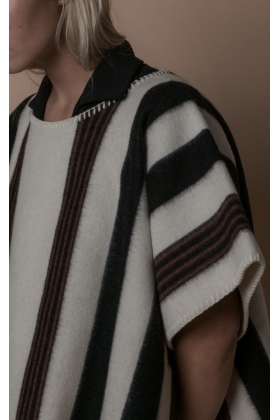 PONCHO LONG BLACKFEET  - 2