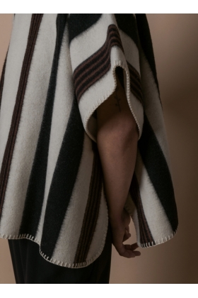 PONCHO LONG BLACKFEET  - 3